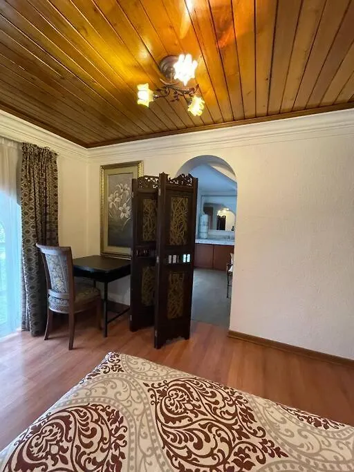 Casa Hermosa, Amplia Y Elegante 基多