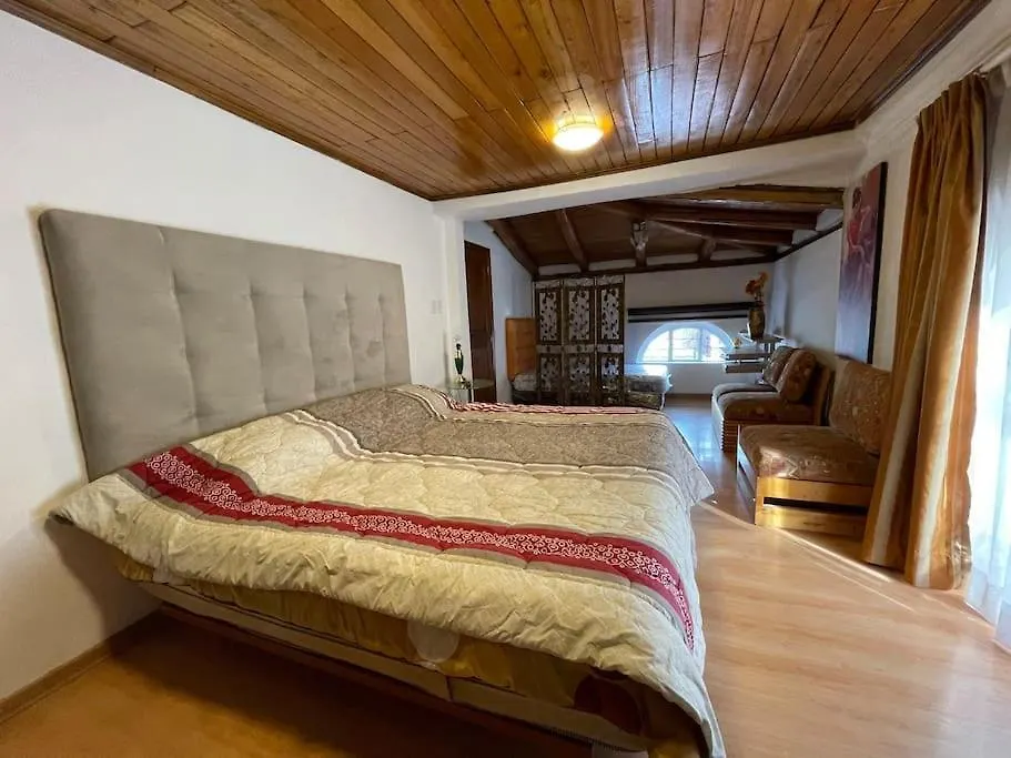Casa Hermosa, Amplia Y Elegante 基多