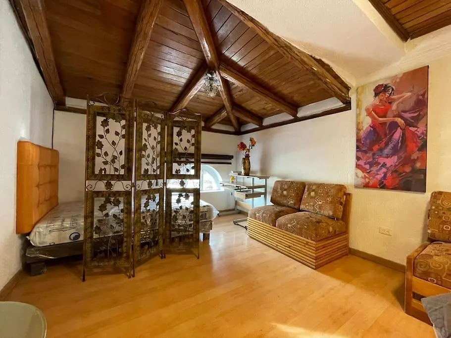 Casa Hermosa, Amplia Y Elegante 基多